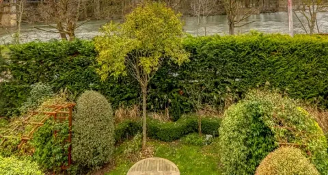 Vue sur jardin en bord de Seine entretenu par Antheia Paysage
